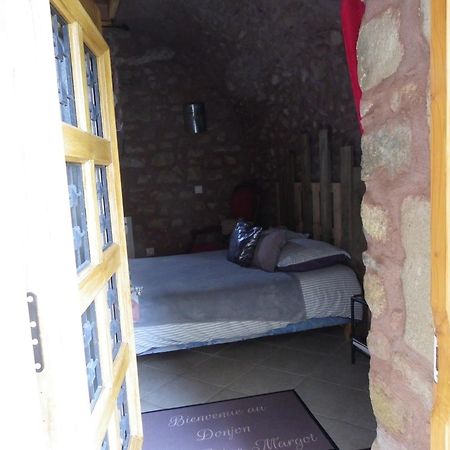 Le Donjon De La Reine Margot Bed & Breakfast Beaumont  Exterior foto
