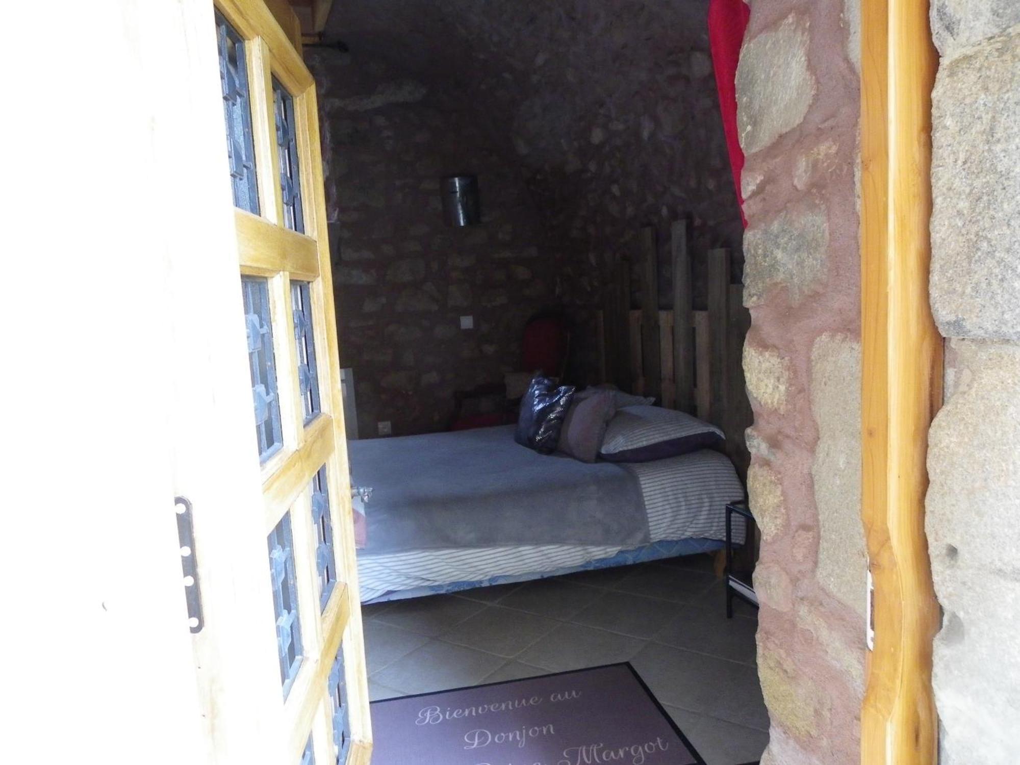 Le Donjon De La Reine Margot Bed & Breakfast Beaumont  Exterior foto