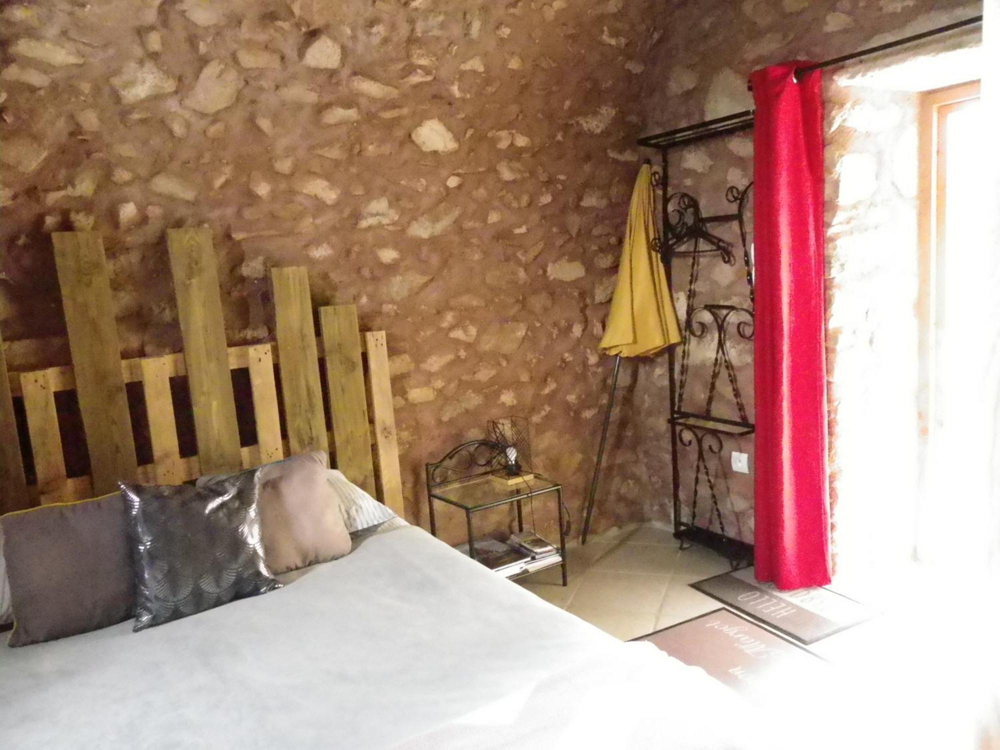 Le Donjon De La Reine Margot Bed & Breakfast Beaumont  Exterior foto